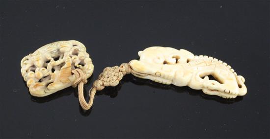 Two Chinese ivory toggles, 18th/19th century, 4.9cm and 2.8cm